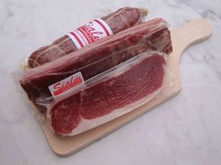 Geschenkbrett mit Bauernschinken, Rohspeck und Salami
