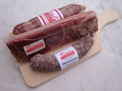 Geschenkbrett mit Rohwurst, Rohspeck und Salami