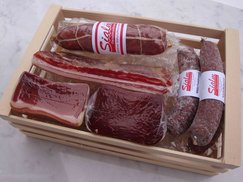 Geschenkkiste mit Bündnerfleisch, Rohnussschinken, Rohspeck, Salami und drei Rohwürsten