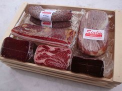 Geschenkkiste mit drei Rohwürste, Rohnussschinken, Bündnerfleisch, Rohspeck, Coppa und Hirschtrockenfleisch