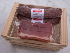 Geschenkkiste mit Rohnusschinken und drei Rohwürsten